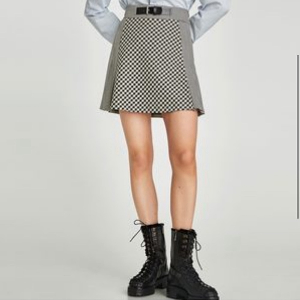 Zara Women's White and Black Skirt Pleated Size Medium